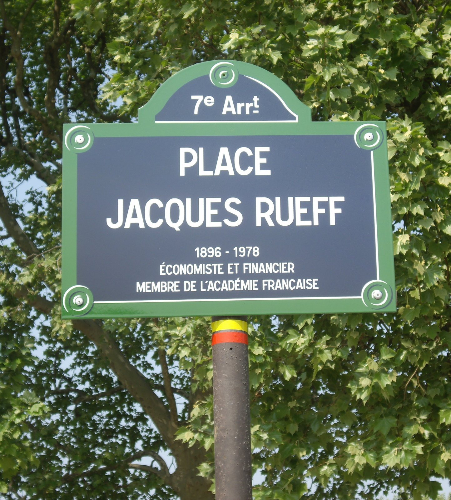 Portrait von Jacques Rueff: Place Jacques-Rueff im Pariser 7. Arrondissement (2020)